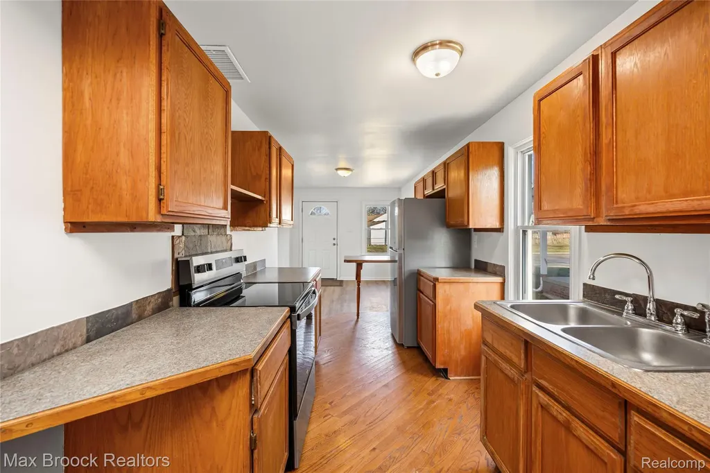 20240 Hollywood Street Harper Woods City MI 48225