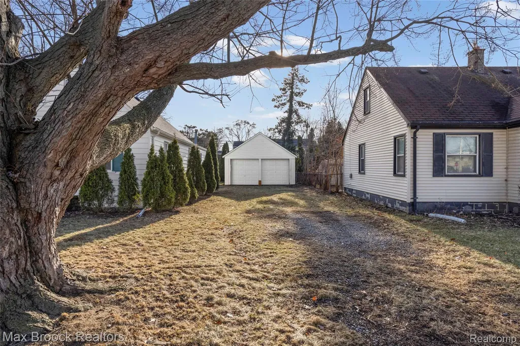 20240 Hollywood Street Harper Woods City MI 48225