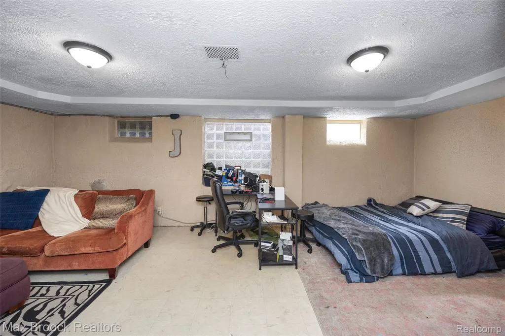 20096 Shrewsbury Road Detroit City MI 48221