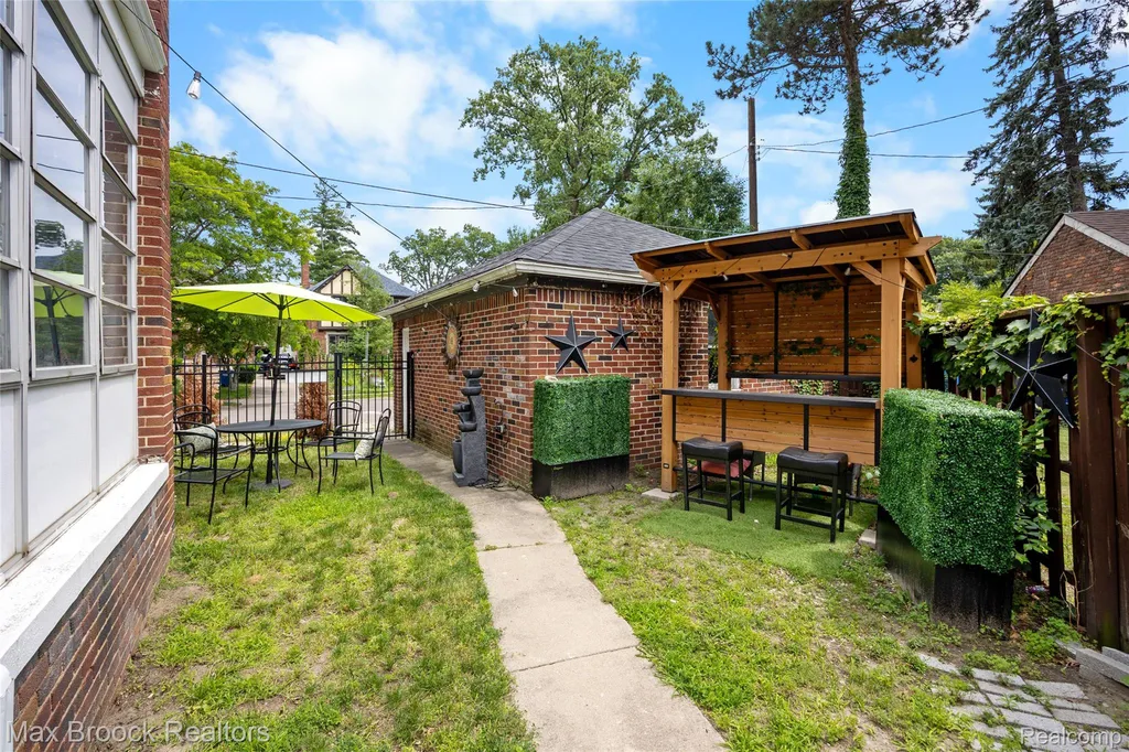 20096 Shrewsbury Road Detroit City MI 48221