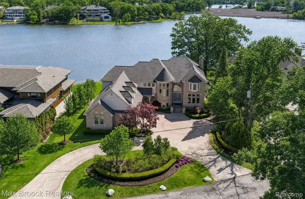 1832 Long Lake Shore Drive Bloomfield Charter Township MI 48302