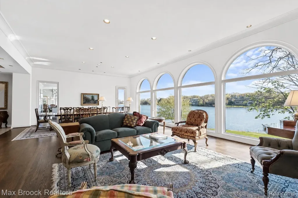 1832 Long Lake Shore Drive Bloomfield Charter Township MI 48302