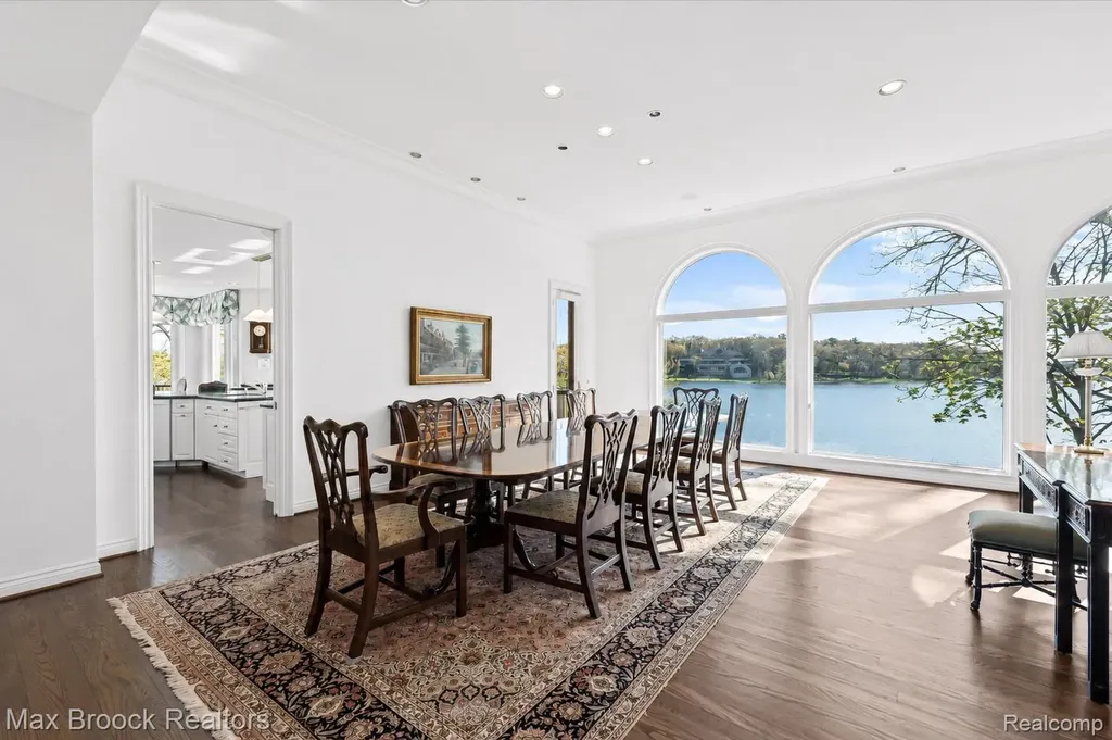 1832 Long Lake Shore Drive Bloomfield Charter Township MI 48302