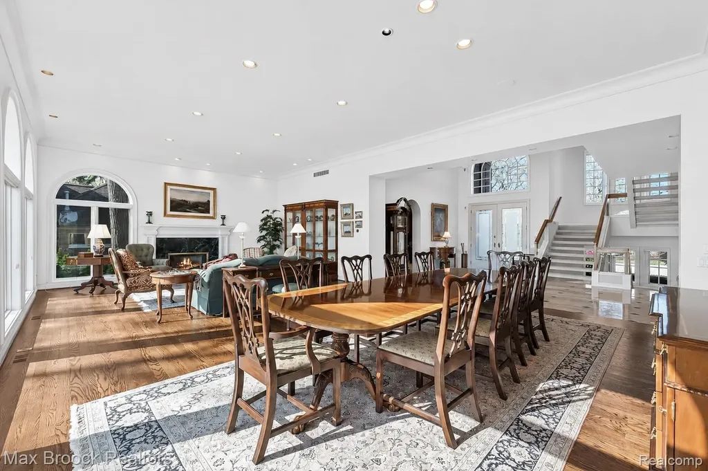 1832 Long Lake Shore Drive Bloomfield Charter Township MI 48302
