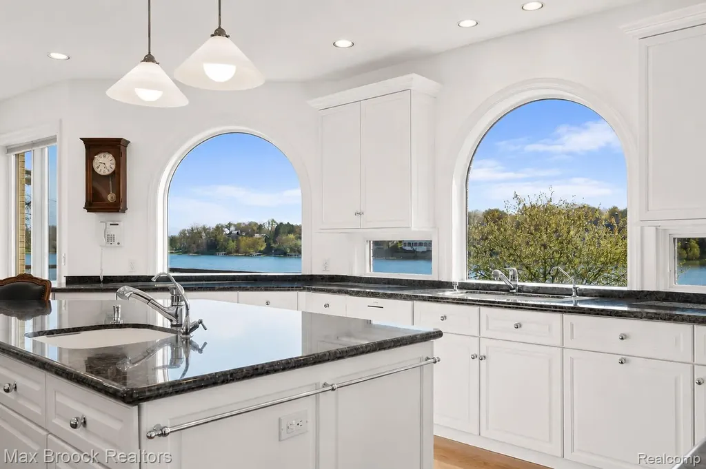 1832 Long Lake Shore Drive Bloomfield Charter Township MI 48302