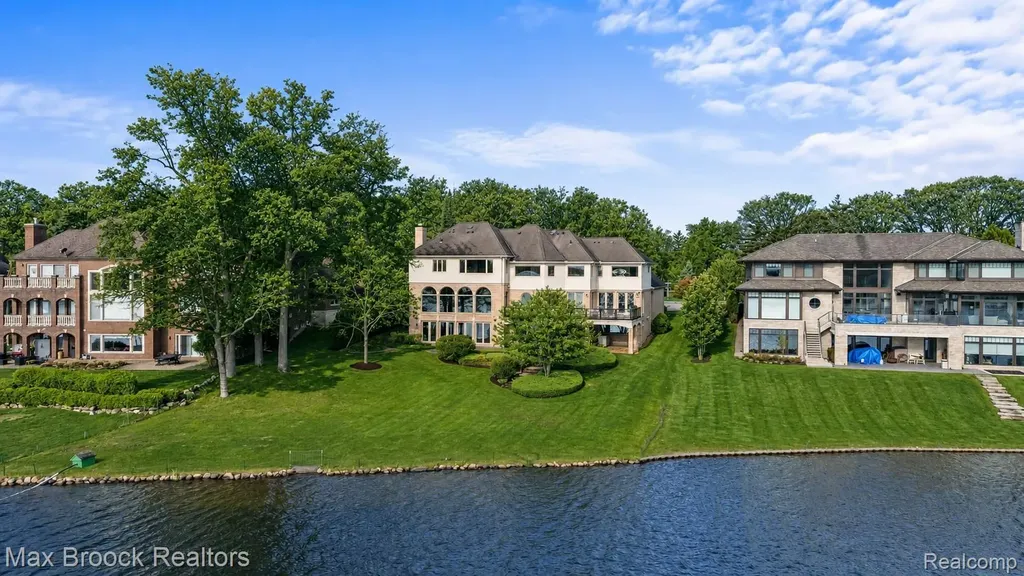 1832 Long Lake Shore Drive Bloomfield Charter Township MI 48302