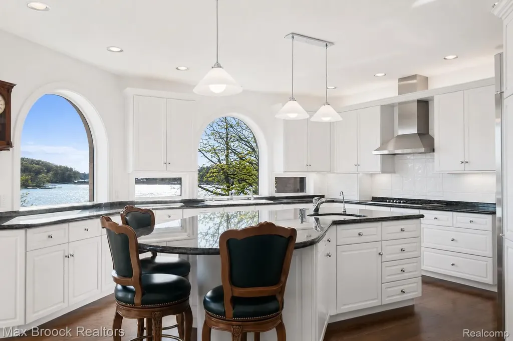 1832 Long Lake Shore Drive Bloomfield Charter Township MI 48302