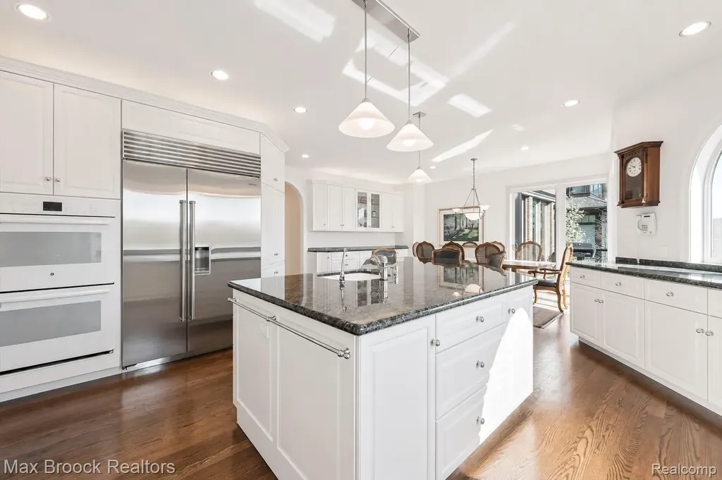 1832 Long Lake Shore Drive Bloomfield Charter Township MI 48302