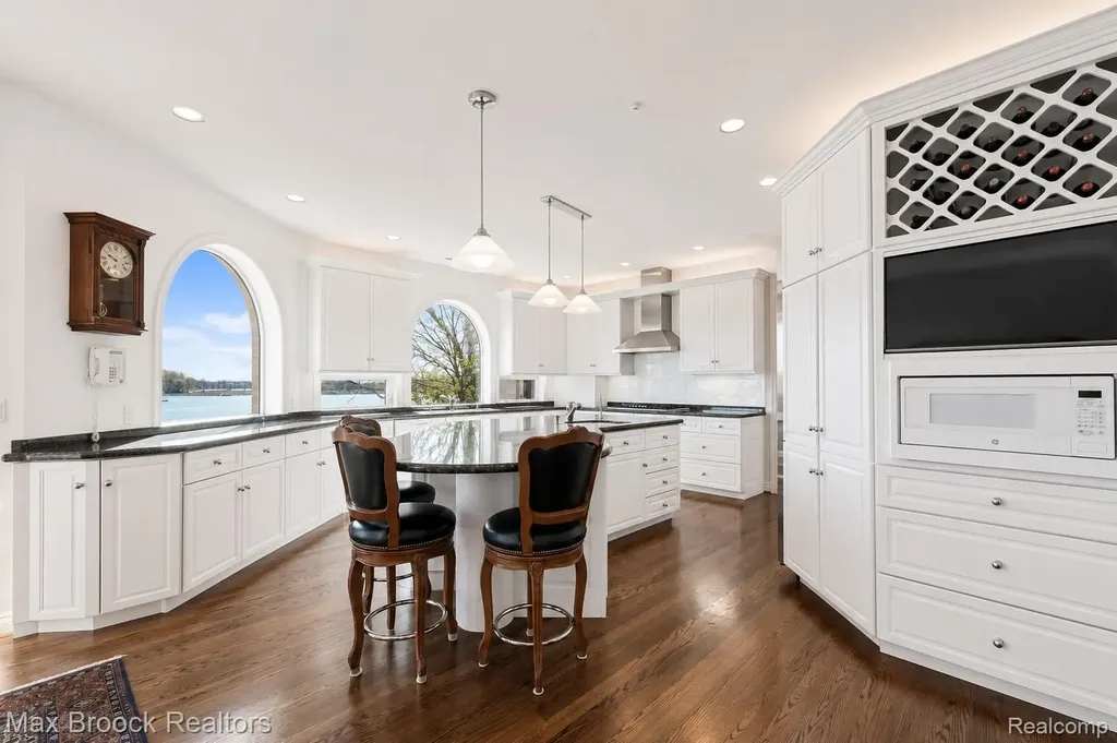 1832 Long Lake Shore Drive Bloomfield Charter Township MI 48302