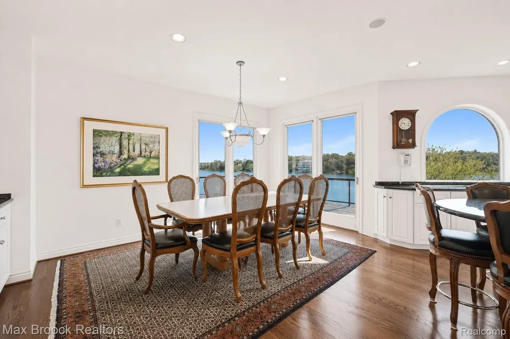 1832 Long Lake Shore Drive Bloomfield Charter Township MI 48302