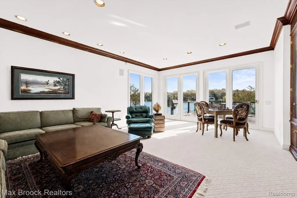 1832 Long Lake Shore Drive Bloomfield Charter Township MI 48302