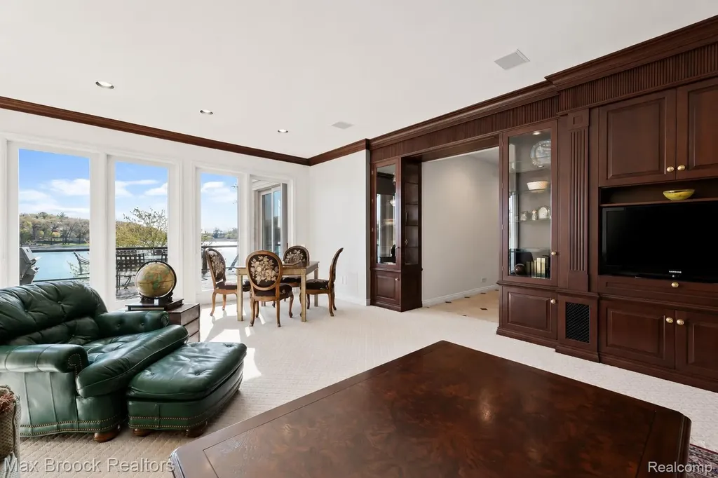 1832 Long Lake Shore Drive Bloomfield Charter Township MI 48302