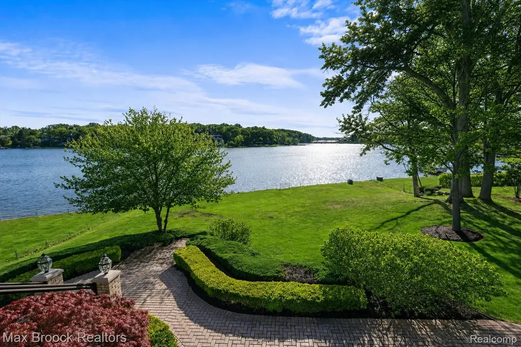 1832 Long Lake Shore Drive Bloomfield Charter Township MI 48302