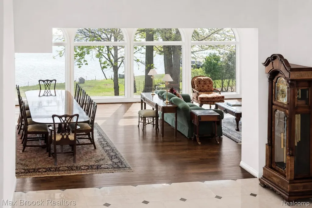 1832 Long Lake Shore Drive Bloomfield Charter Township MI 48302