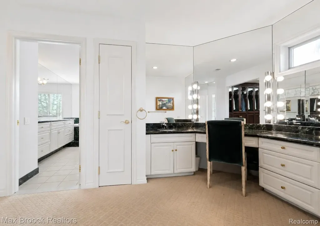 1832 Long Lake Shore Drive Bloomfield Charter Township MI 48302