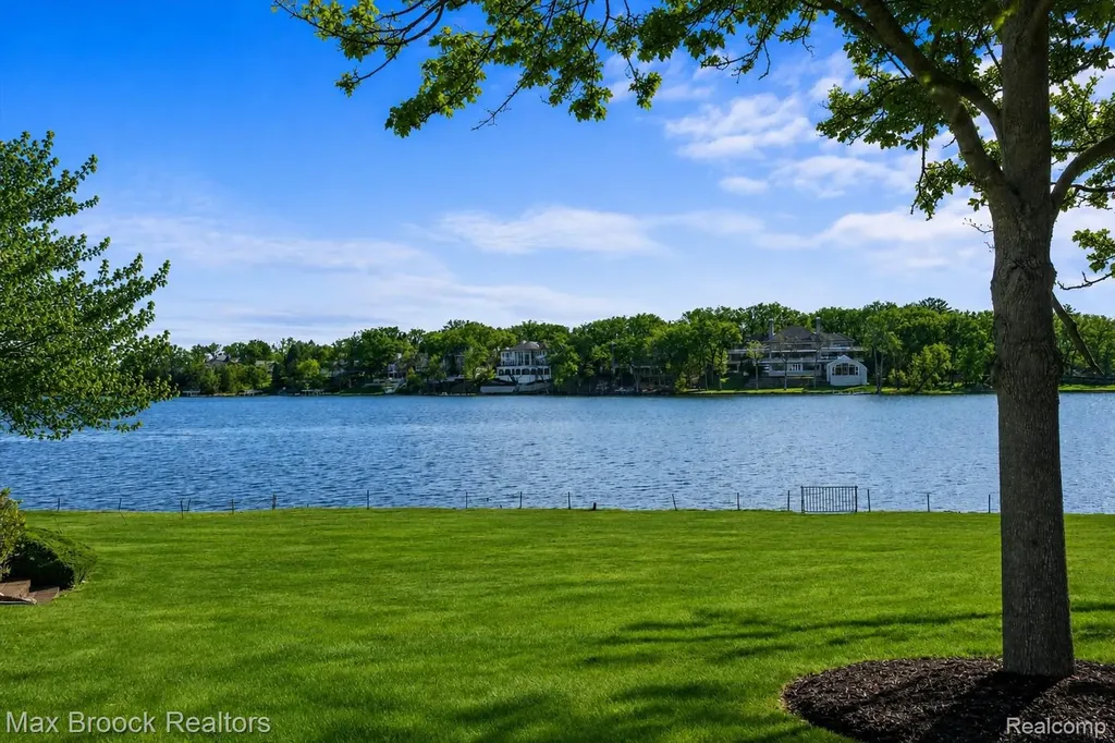 1832 Long Lake Shore Drive Bloomfield Charter Township MI 48302