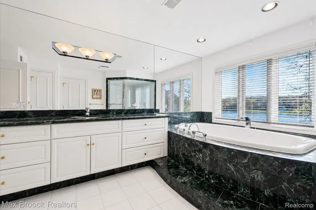 1832 Long Lake Shore Drive Bloomfield Charter Township MI 48302