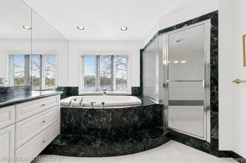 1832 Long Lake Shore Drive Bloomfield Charter Township MI 48302