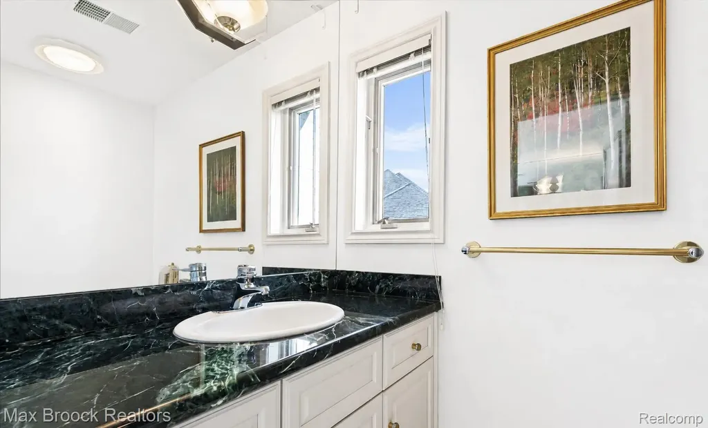 1832 Long Lake Shore Drive Bloomfield Charter Township MI 48302