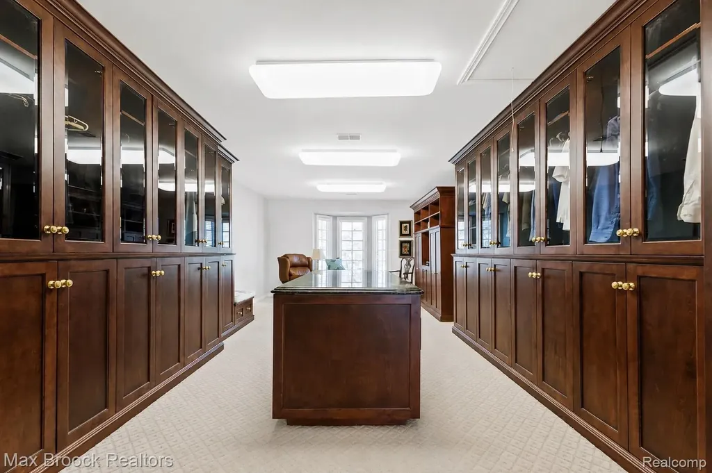 1832 Long Lake Shore Drive Bloomfield Charter Township MI 48302