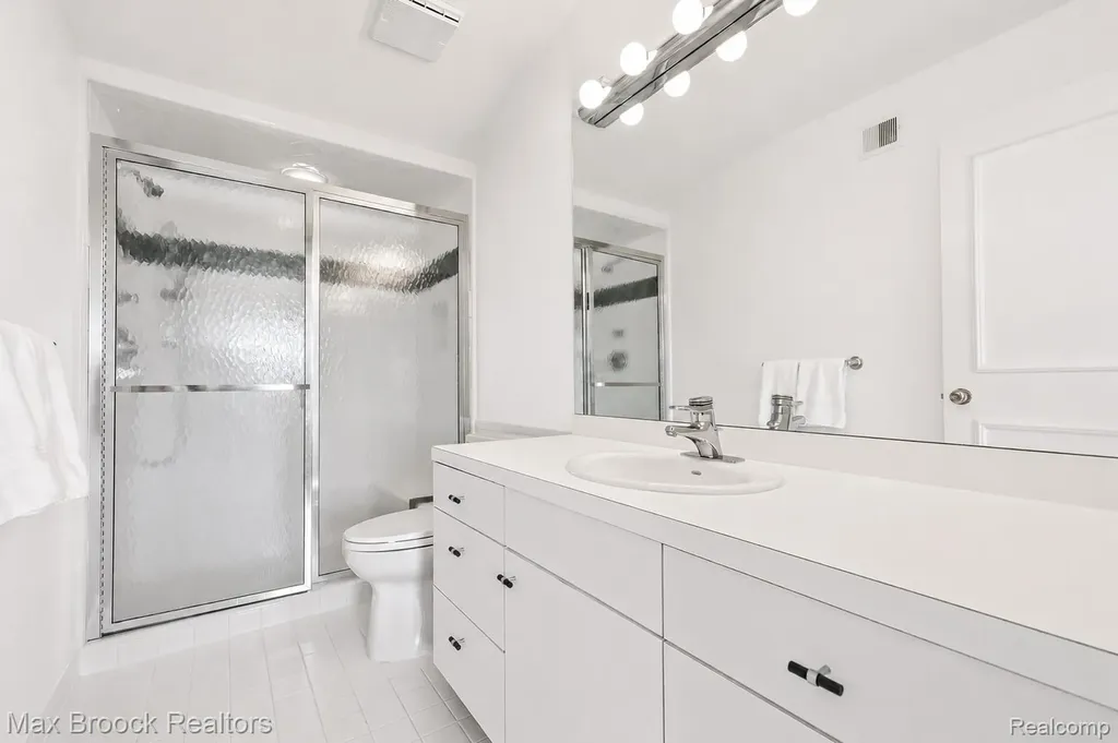 1832 Long Lake Shore Drive Bloomfield Charter Township MI 48302