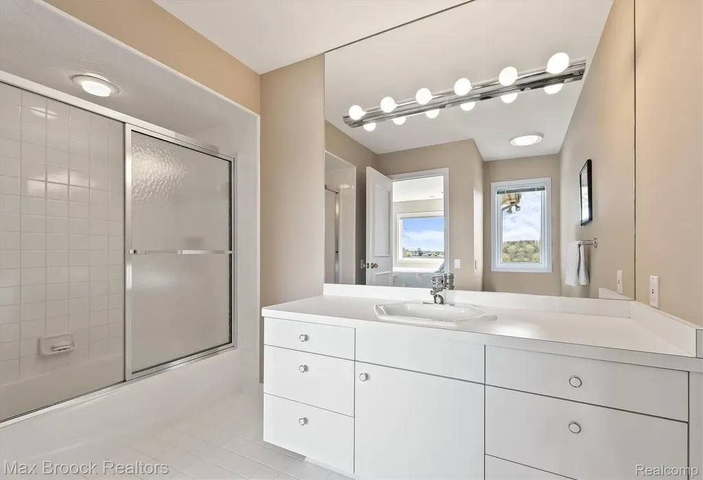 1832 Long Lake Shore Drive Bloomfield Charter Township MI 48302