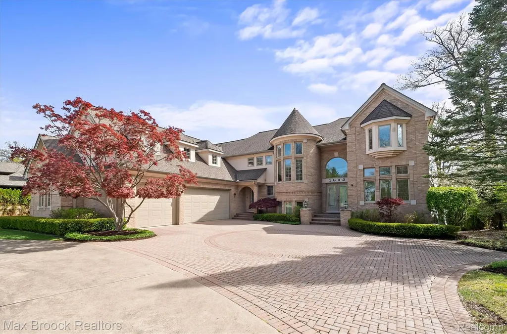 1832 Long Lake Shore Drive Bloomfield Charter Township MI 48302
