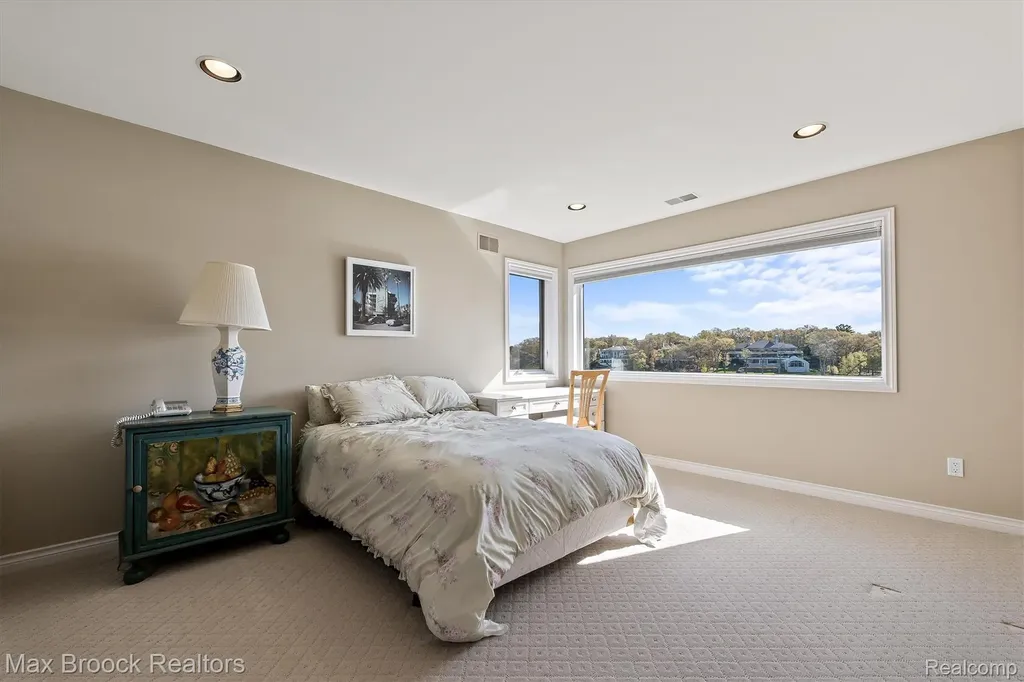 1832 Long Lake Shore Drive Bloomfield Charter Township MI 48302