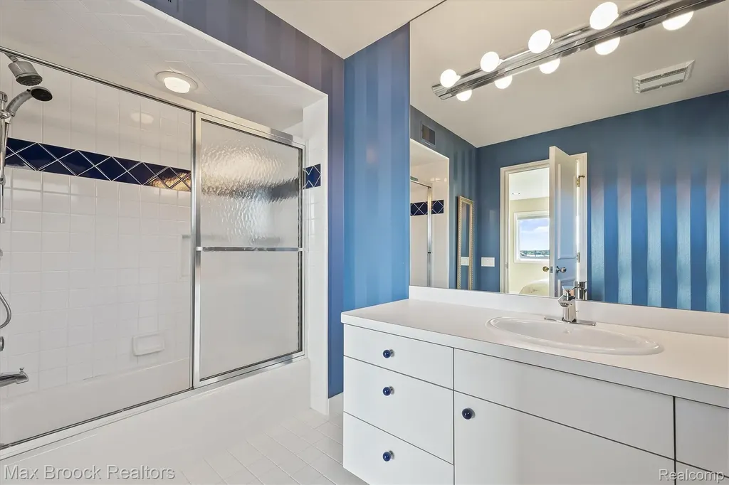 1832 Long Lake Shore Drive Bloomfield Charter Township MI 48302
