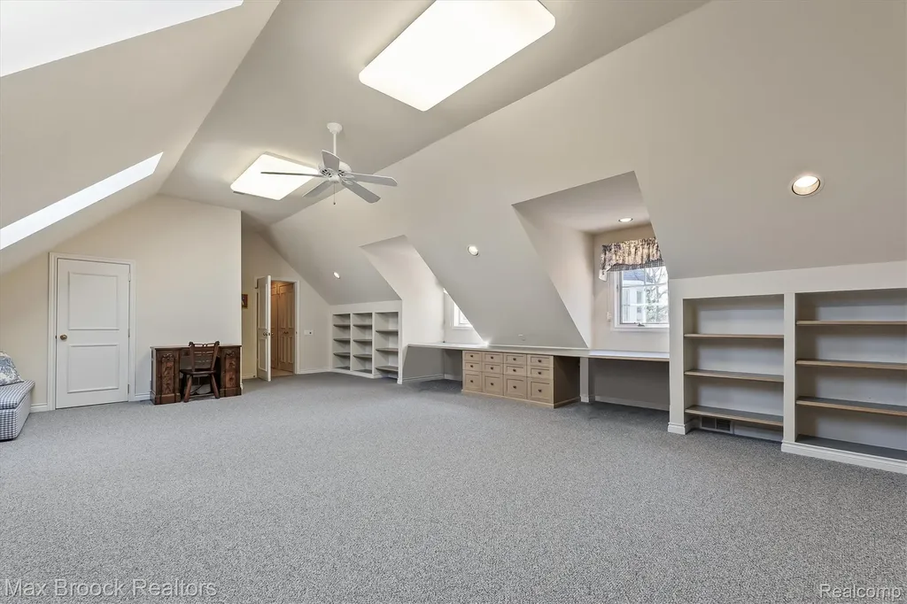 1832 Long Lake Shore Drive Bloomfield Charter Township MI 48302