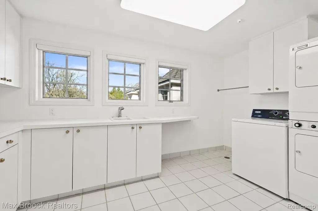 1832 Long Lake Shore Drive Bloomfield Charter Township MI 48302