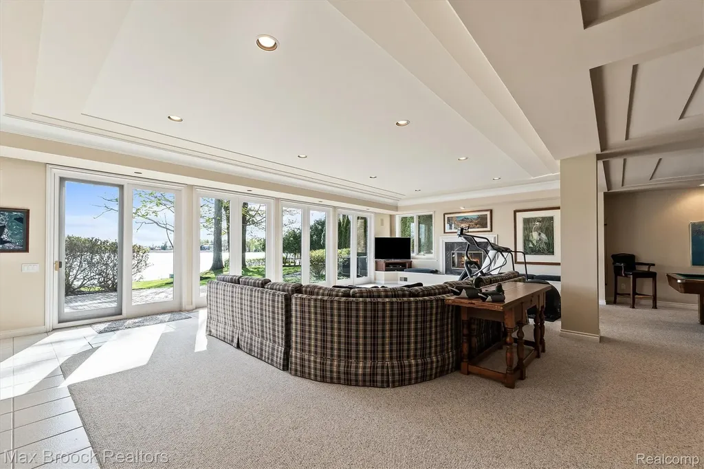1832 Long Lake Shore Drive Bloomfield Charter Township MI 48302