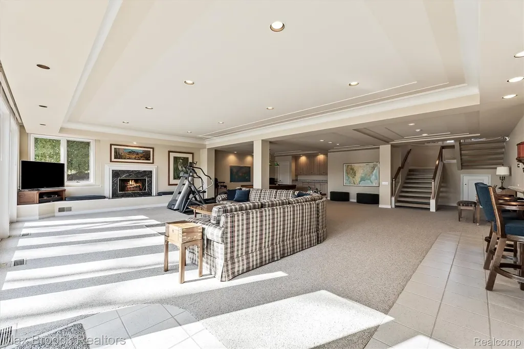 1832 Long Lake Shore Drive Bloomfield Charter Township MI 48302