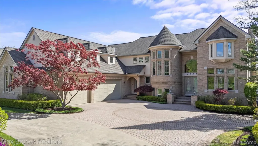 1832 Long Lake Shore Drive Bloomfield Charter Township MI 48302