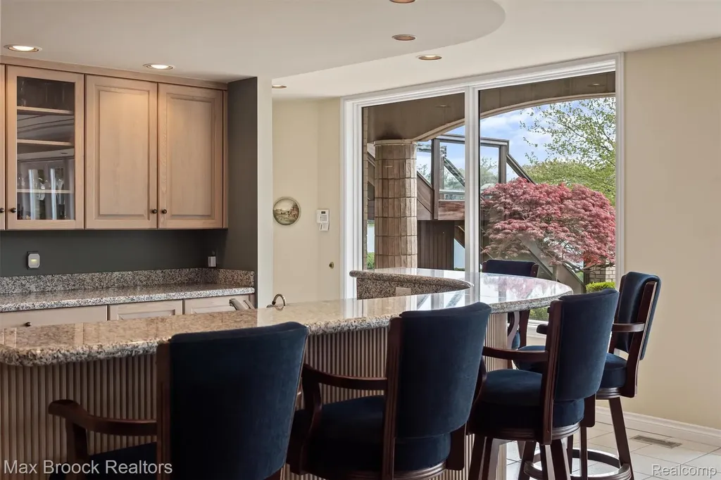 1832 Long Lake Shore Drive Bloomfield Charter Township MI 48302