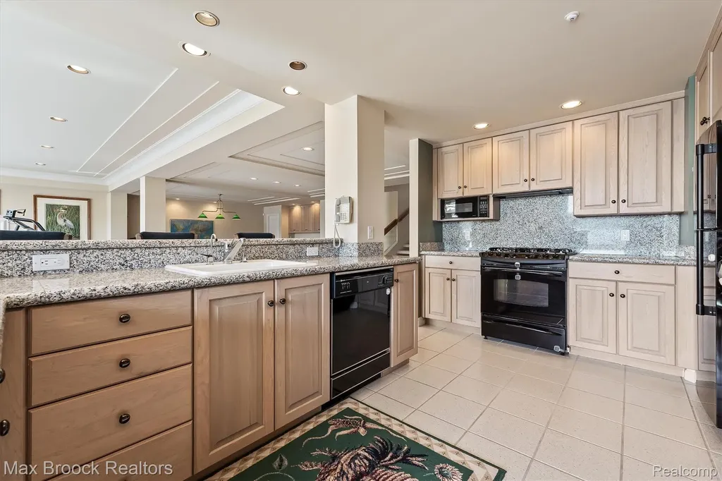 1832 Long Lake Shore Drive Bloomfield Charter Township MI 48302