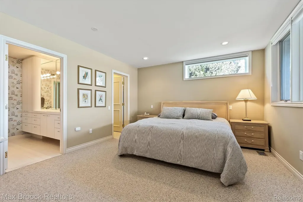 1832 Long Lake Shore Drive Bloomfield Charter Township MI 48302