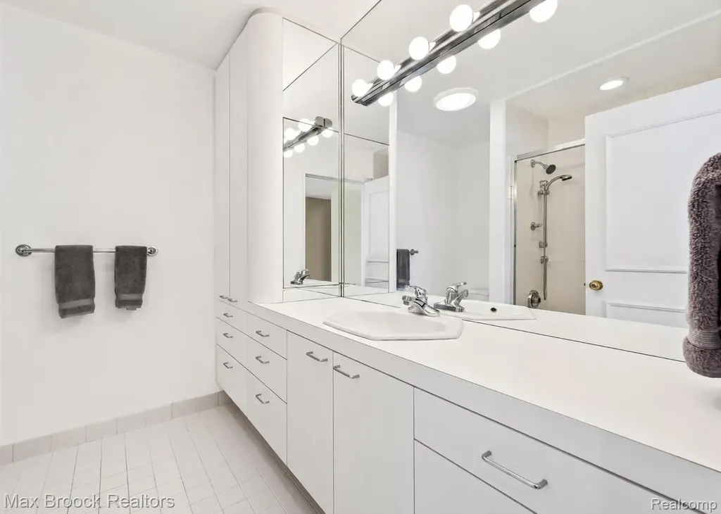 1832 Long Lake Shore Drive Bloomfield Charter Township MI 48302