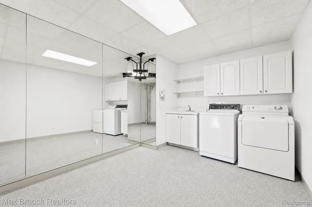 1832 Long Lake Shore Drive Bloomfield Charter Township MI 48302