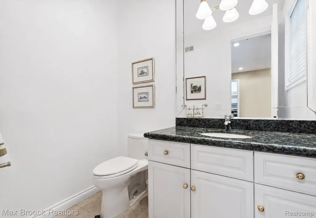 1832 Long Lake Shore Drive Bloomfield Charter Township MI 48302