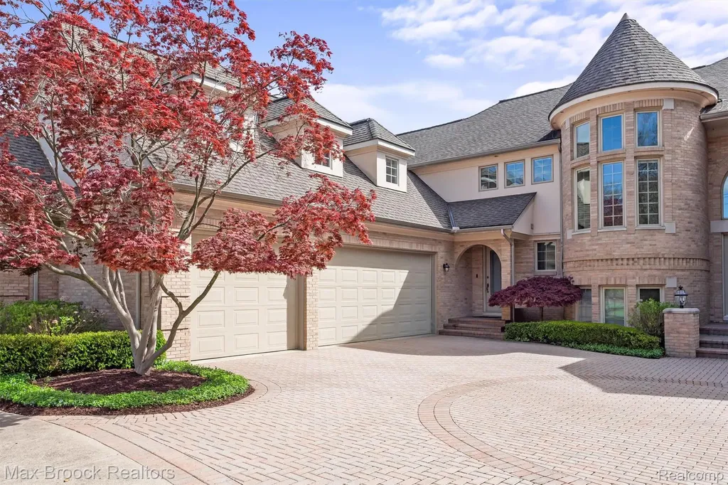 1832 Long Lake Shore Drive Bloomfield Charter Township MI 48302