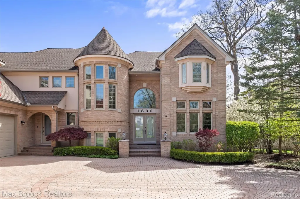 1832 Long Lake Shore Drive Bloomfield Charter Township MI 48302
