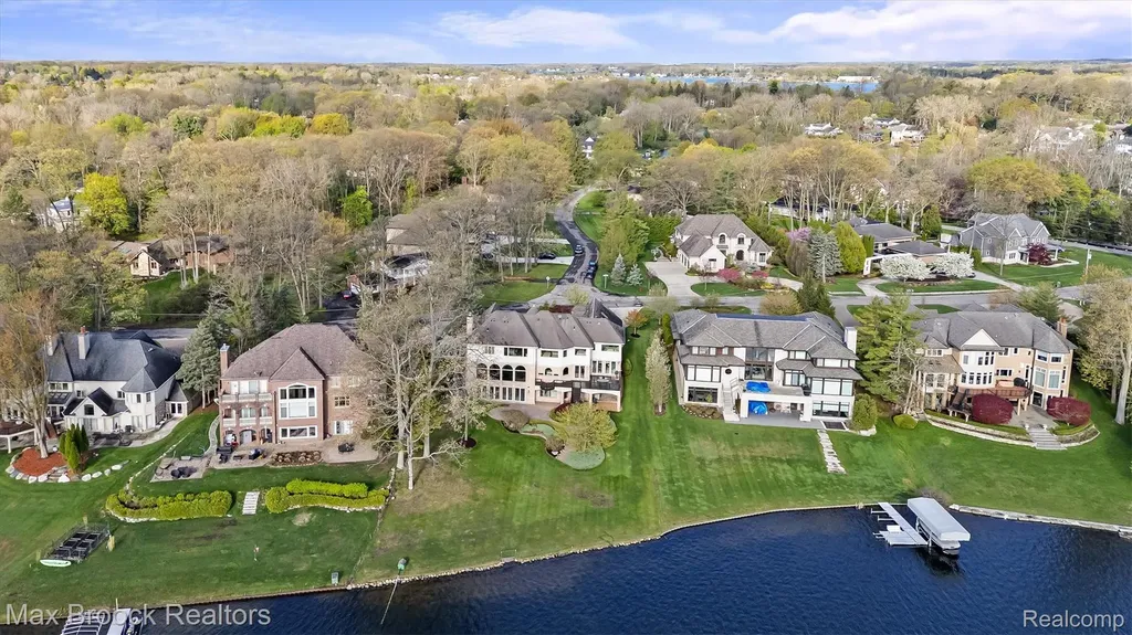 1832 Long Lake Shore Drive Bloomfield Charter Township MI 48302