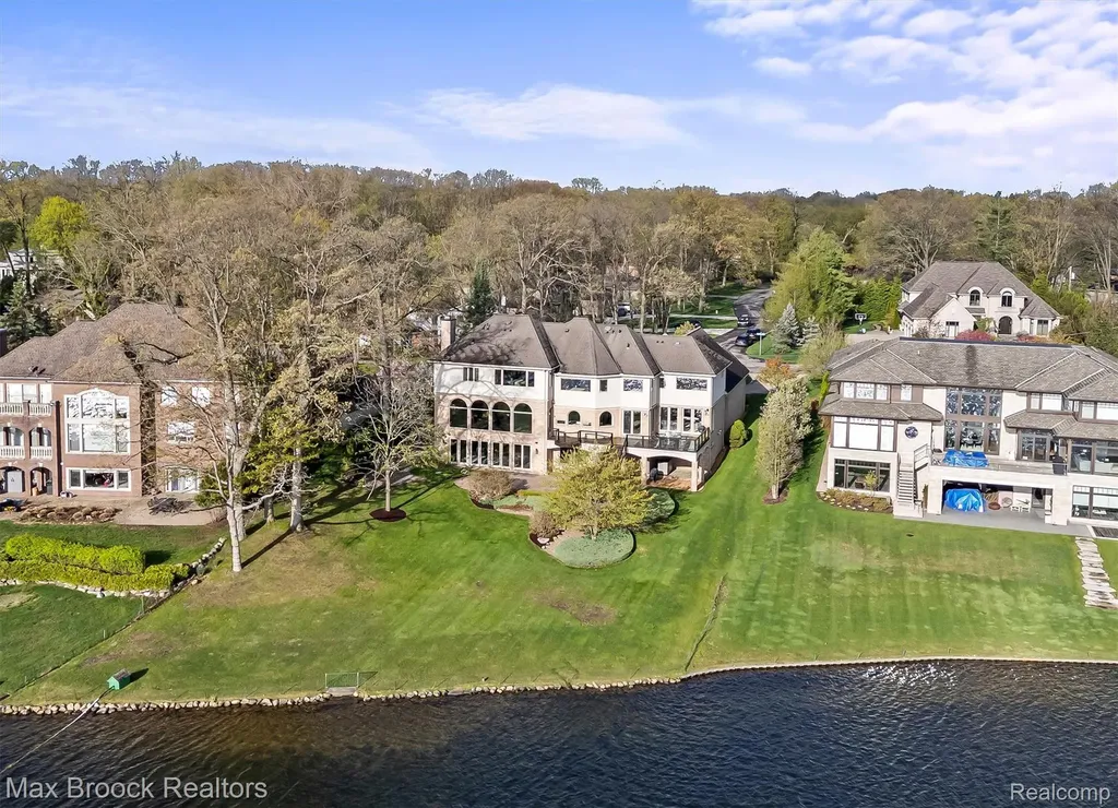 1832 Long Lake Shore Drive Bloomfield Charter Township MI 48302