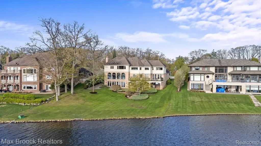 1832 Long Lake Shore Drive Bloomfield Charter Township MI 48302