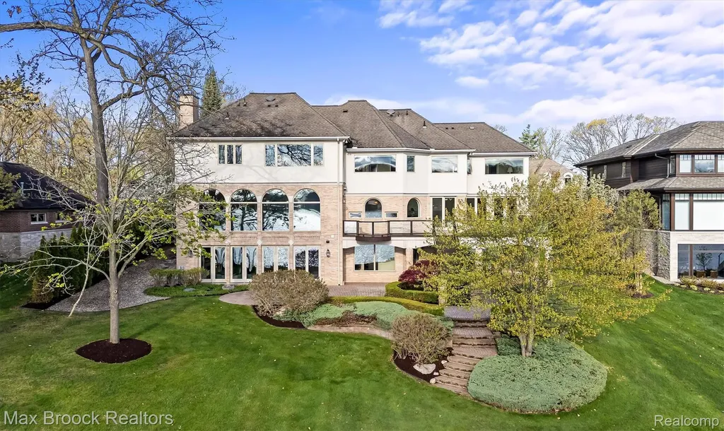 1832 Long Lake Shore Drive Bloomfield Charter Township MI 48302