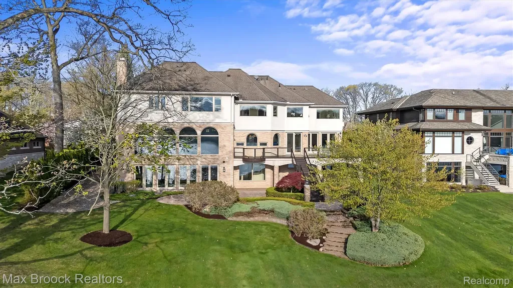 1832 Long Lake Shore Drive Bloomfield Charter Township MI 48302