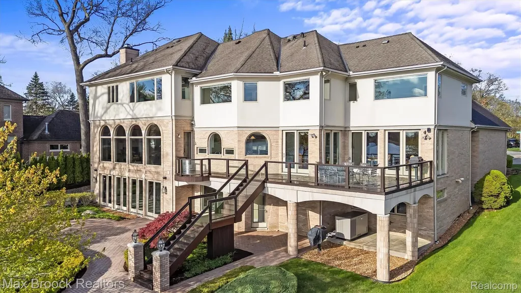 1832 Long Lake Shore Drive Bloomfield Charter Township MI 48302