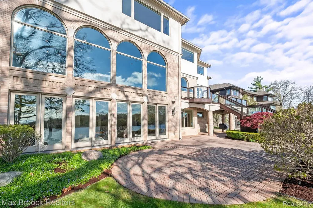 1832 Long Lake Shore Drive Bloomfield Charter Township MI 48302