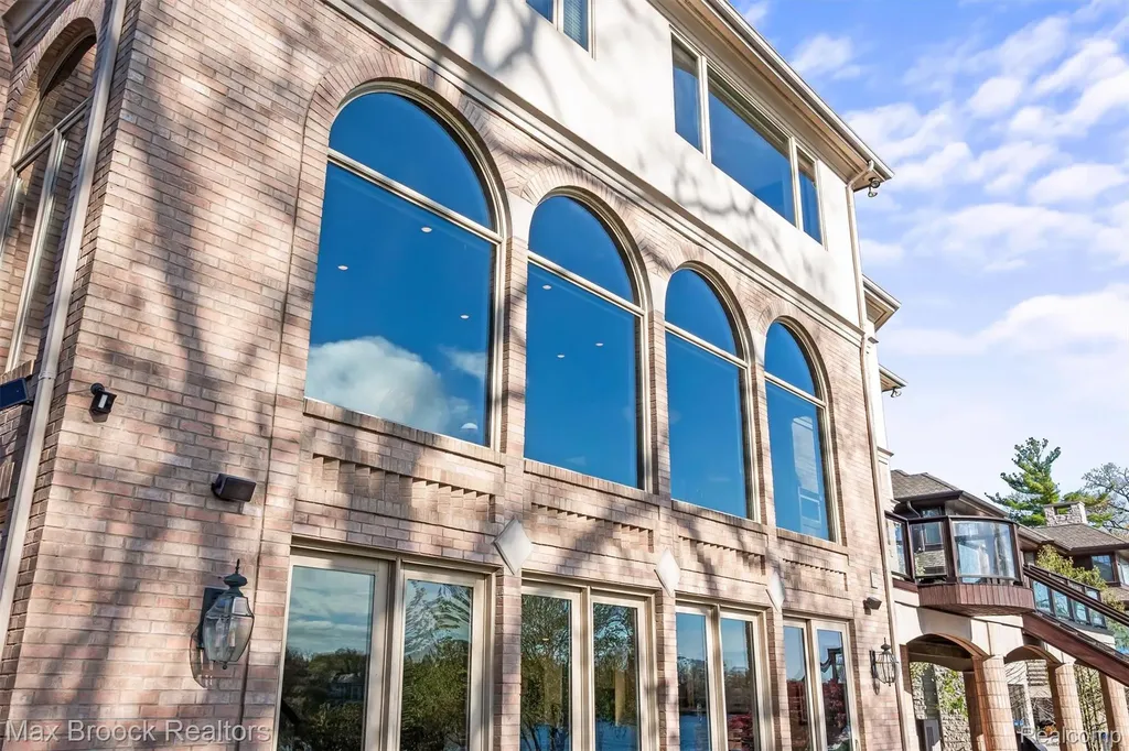 1832 Long Lake Shore Drive Bloomfield Charter Township MI 48302